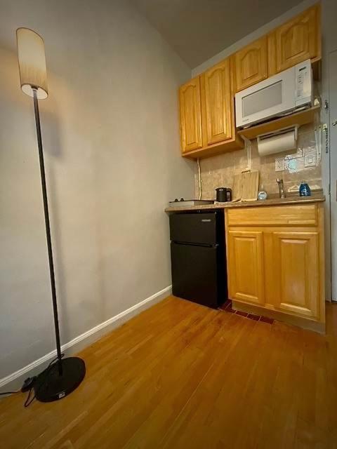 Chelsea Studio 5 - Shared Bathroom - 5th Floor Walk Up - 4