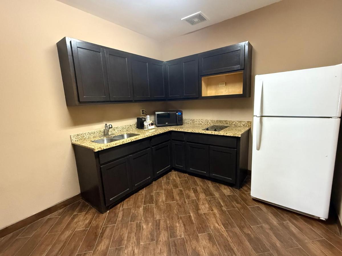 Executive inn and suites — photo 4