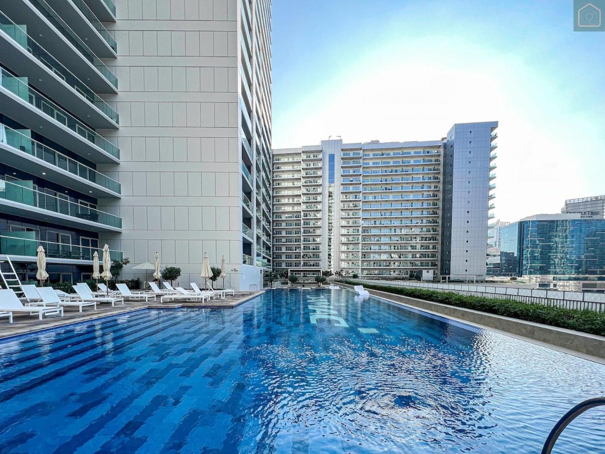 Bronzite 2-Bed Apt Central Dubai Canal Views - 4
