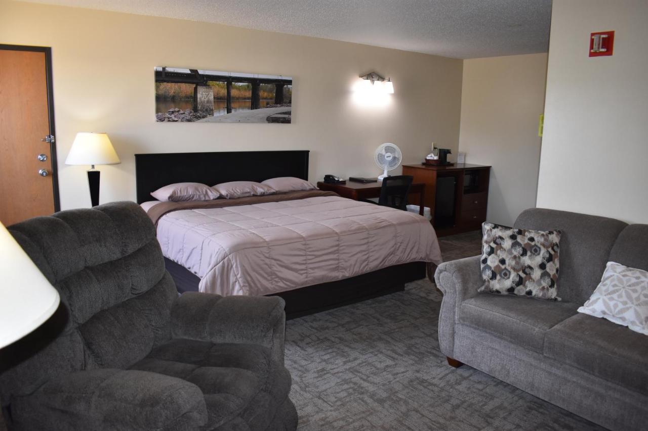 Heartland Hotel & Suites — photo 14
