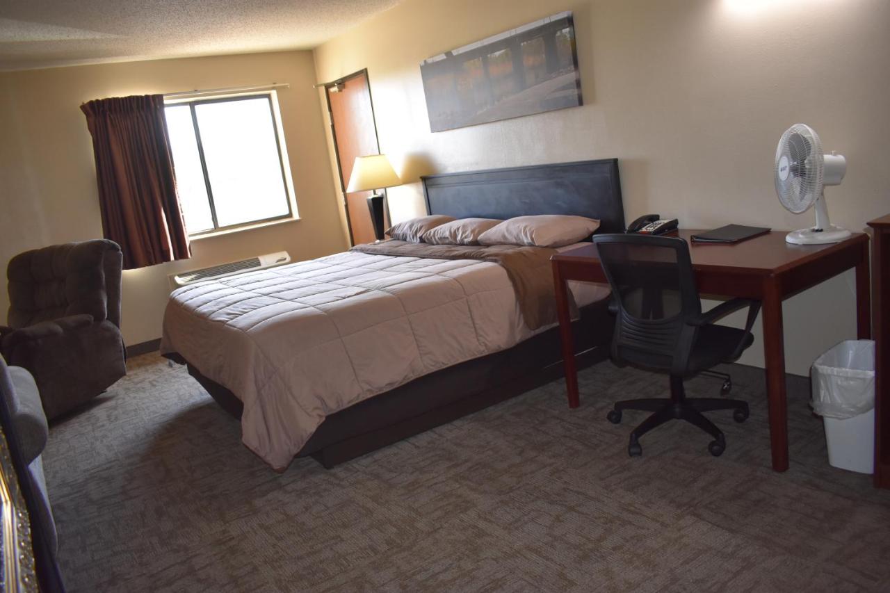Heartland Hotel & Suites — photo 15