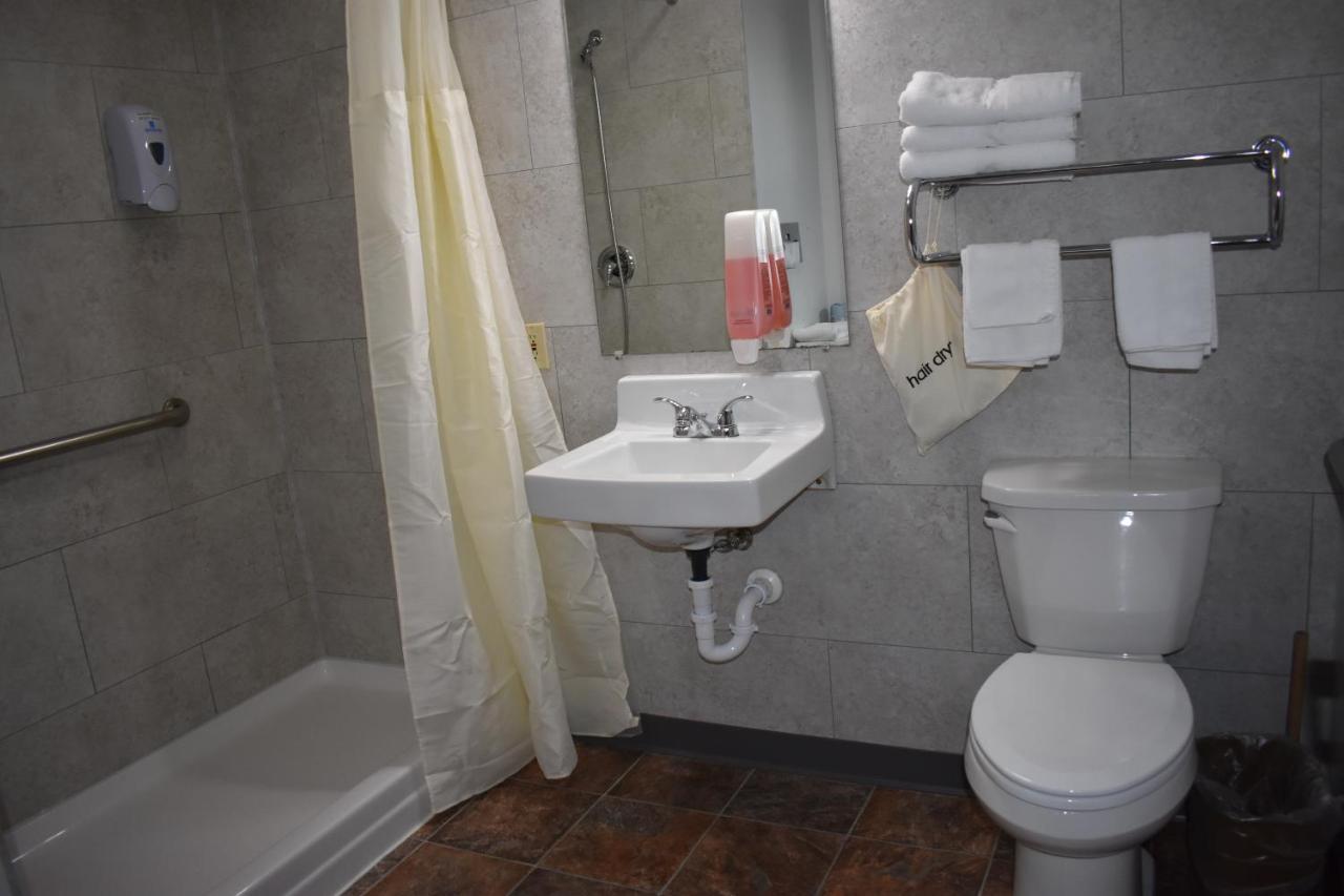 Heartland Hotel & Suites — photo 16