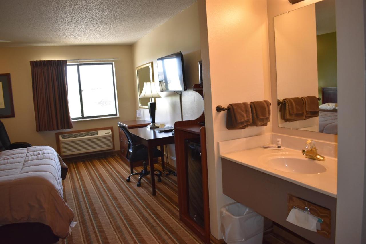 Heartland Hotel & Suites — photo 21