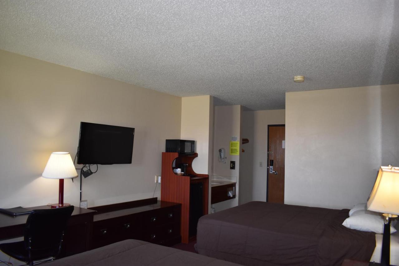 Heartland Hotel & Suites — photo 23