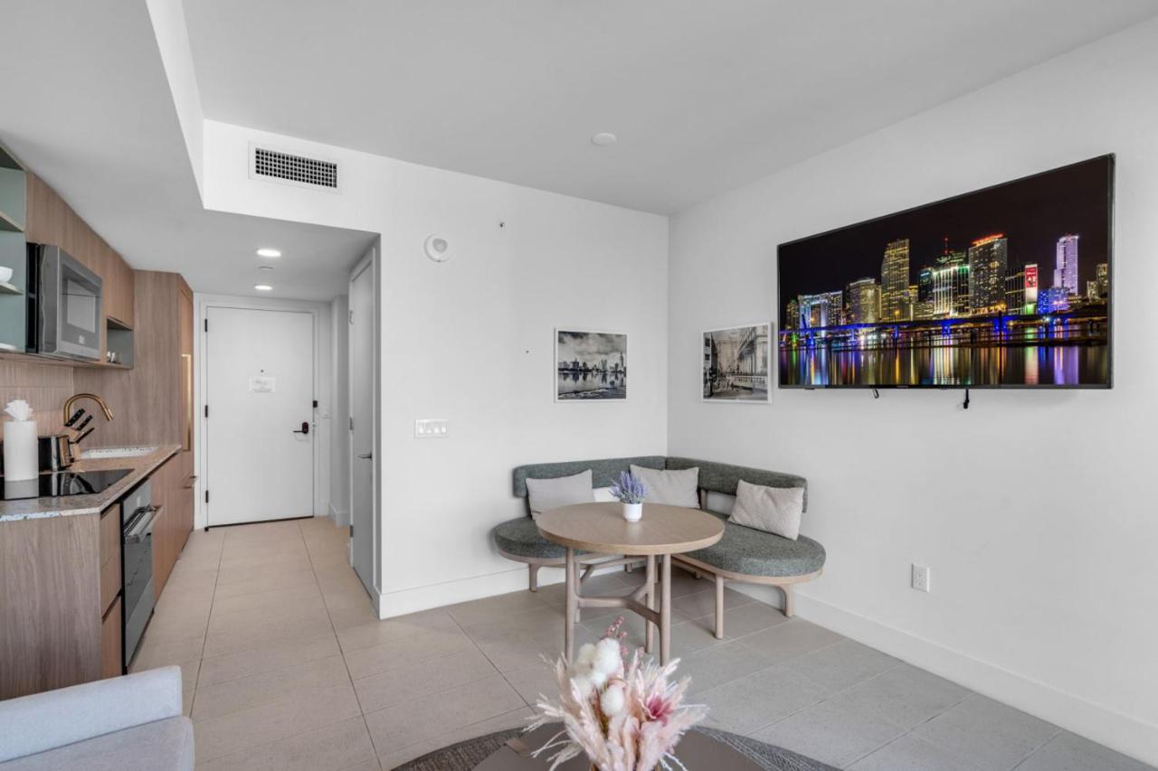 Bright and Breezy 1 Bed Unit With Water and City Views - 5