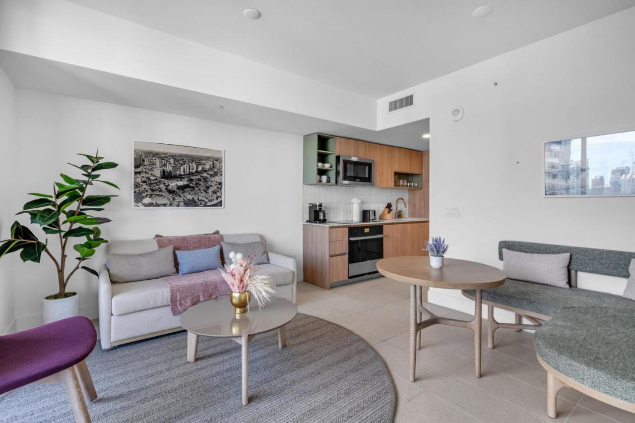 Bright and Breezy 1 Bed Unit With Water and City Views - 2