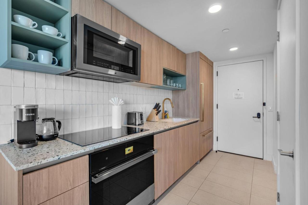 Bright and Breezy 1 Bed Unit With Water and City Views - 4