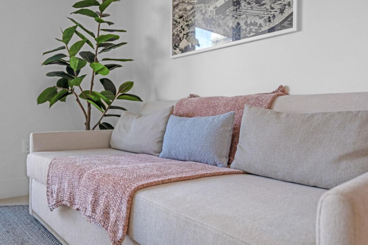 Bright and Breezy 1 Bed Unit With Water and City Views - 3