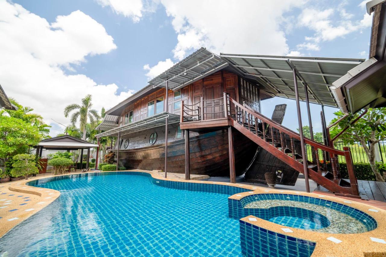 Villa Nautica Pattaya - Luxury 4 BR Villa With Boathouse