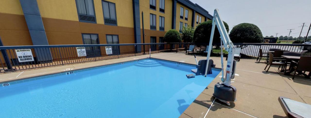 Royal Inn & Suites — photo 13