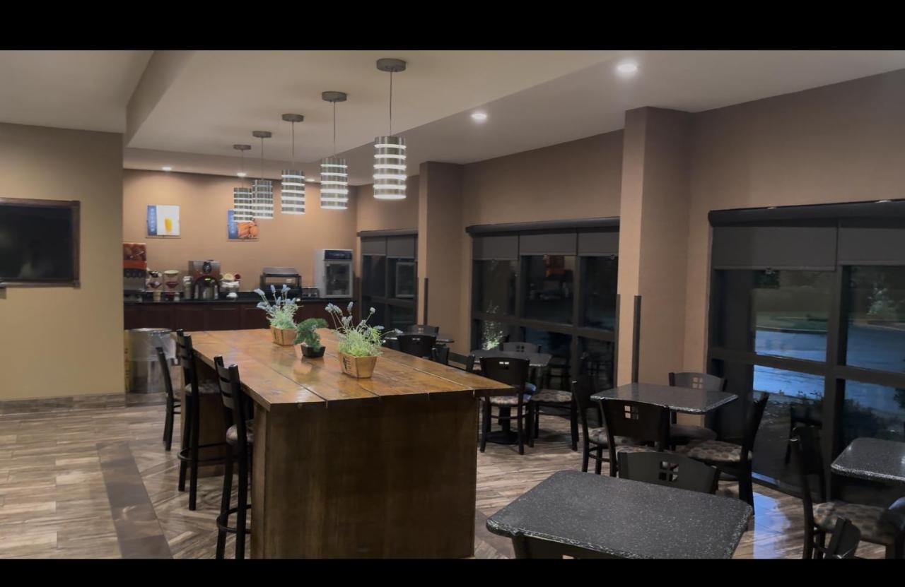 Royal Inn & Suites — photo 12