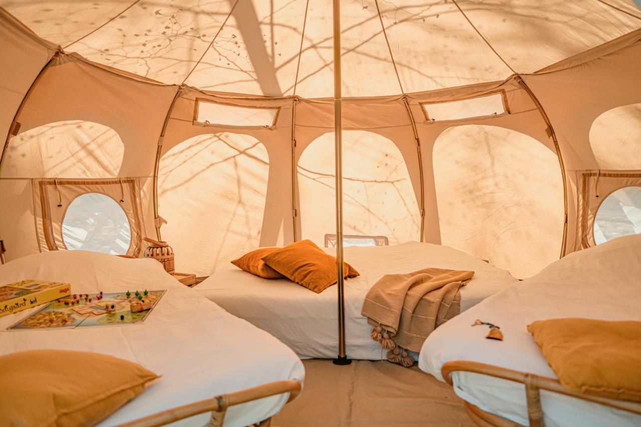 Een bed of bedden in een kamer bij Boomkamp treehouses
