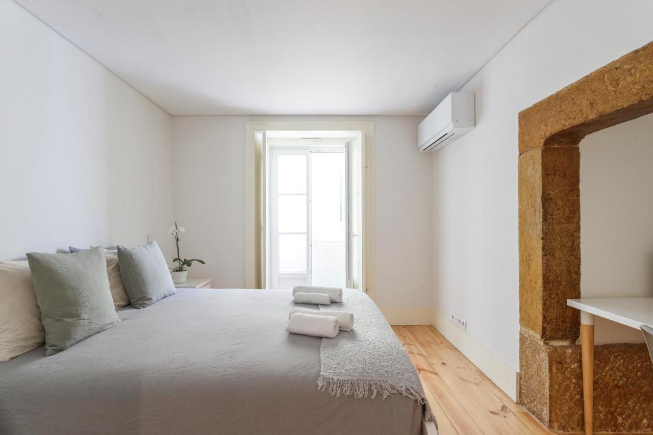 Central Bedroom in Shared House in Chiado - Historic Center of Lisbon - 3