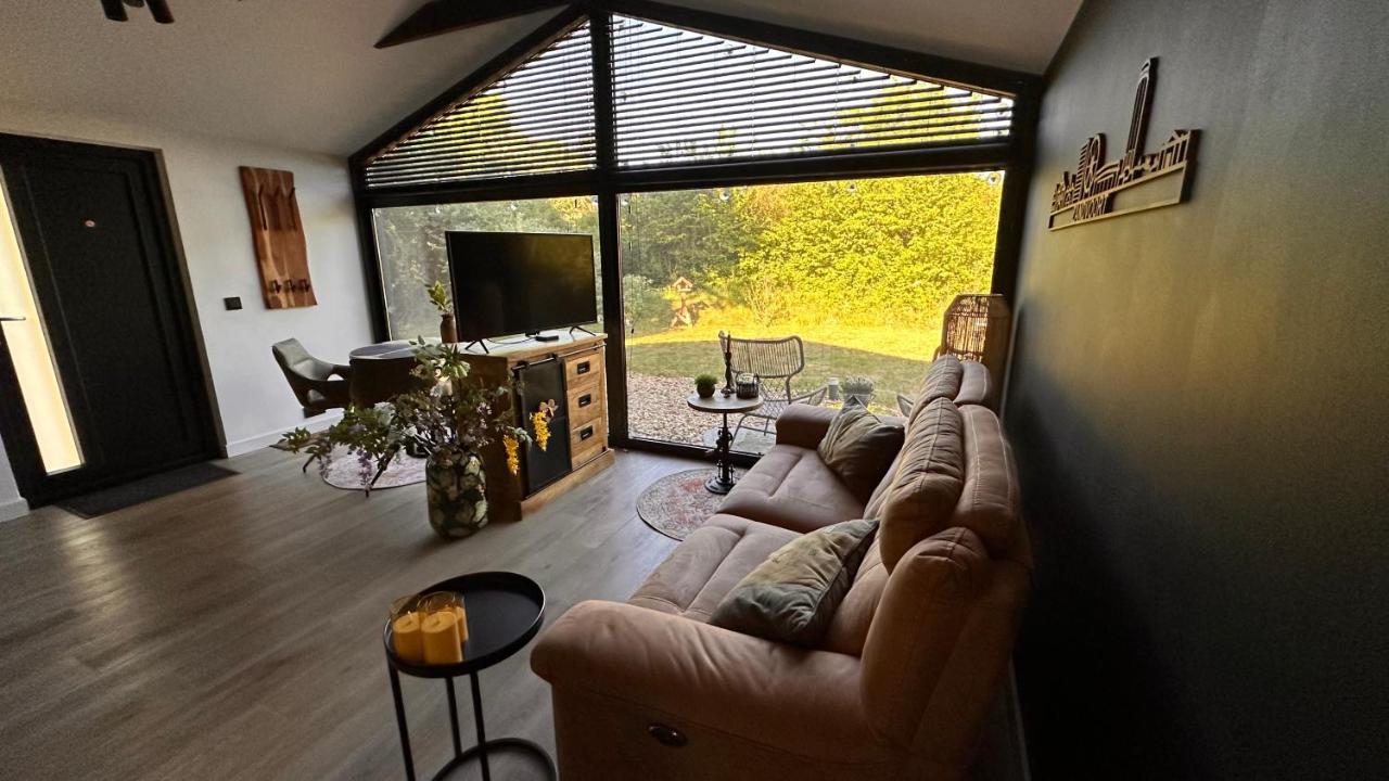 Een zitgedeelte bij B&B het duinhuisje met jacuzzi, gratis parkeren, 2 fietsen te leen, airco