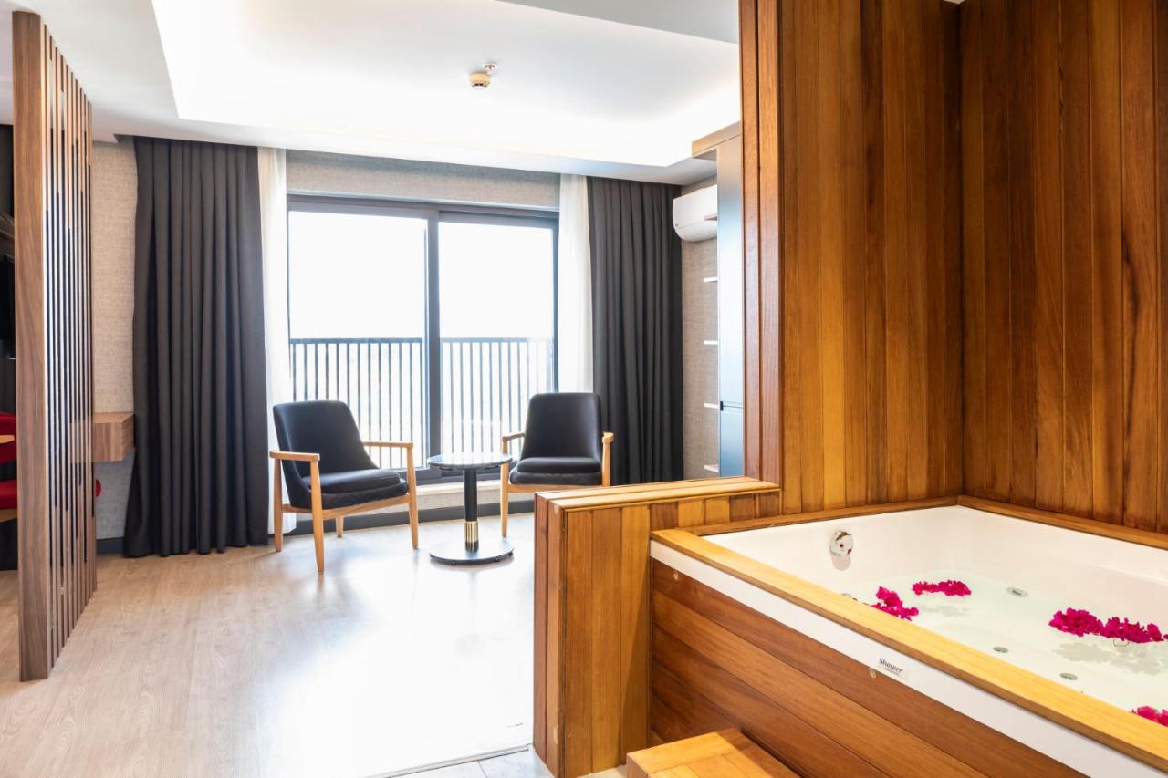 King Suite with Poolside