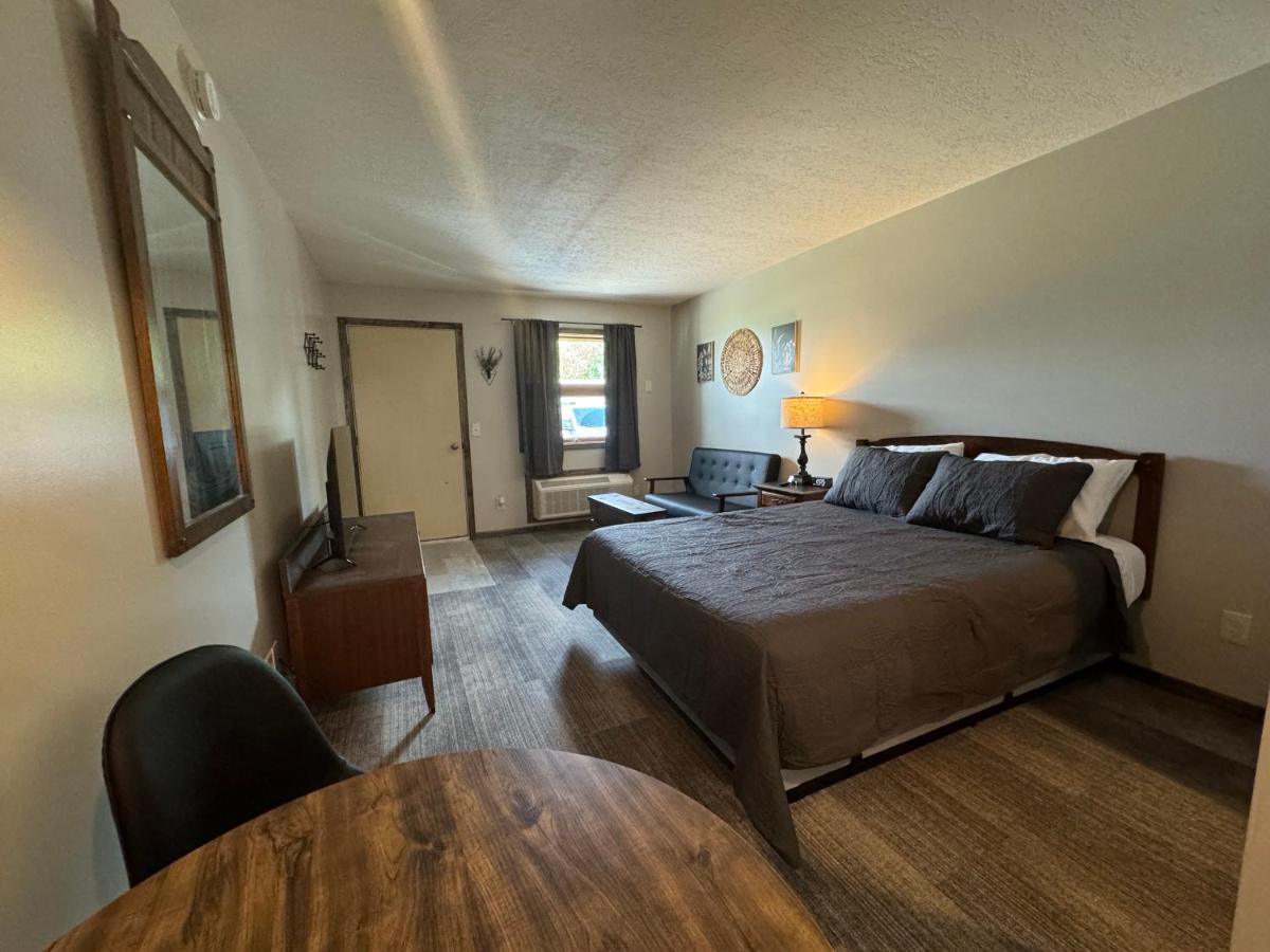 West Pines Motel (extended stay) — photo 2