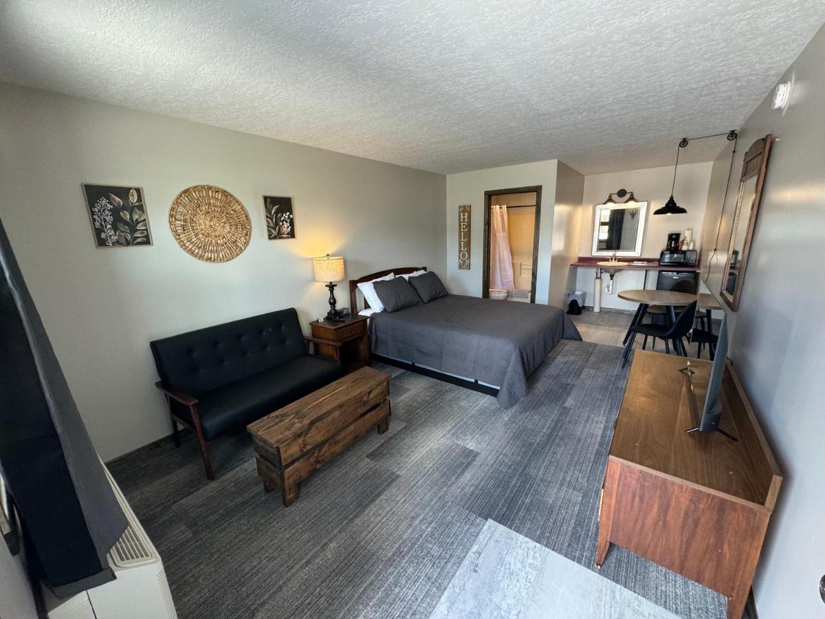 West Pines Motel (extended stay) — photo 1