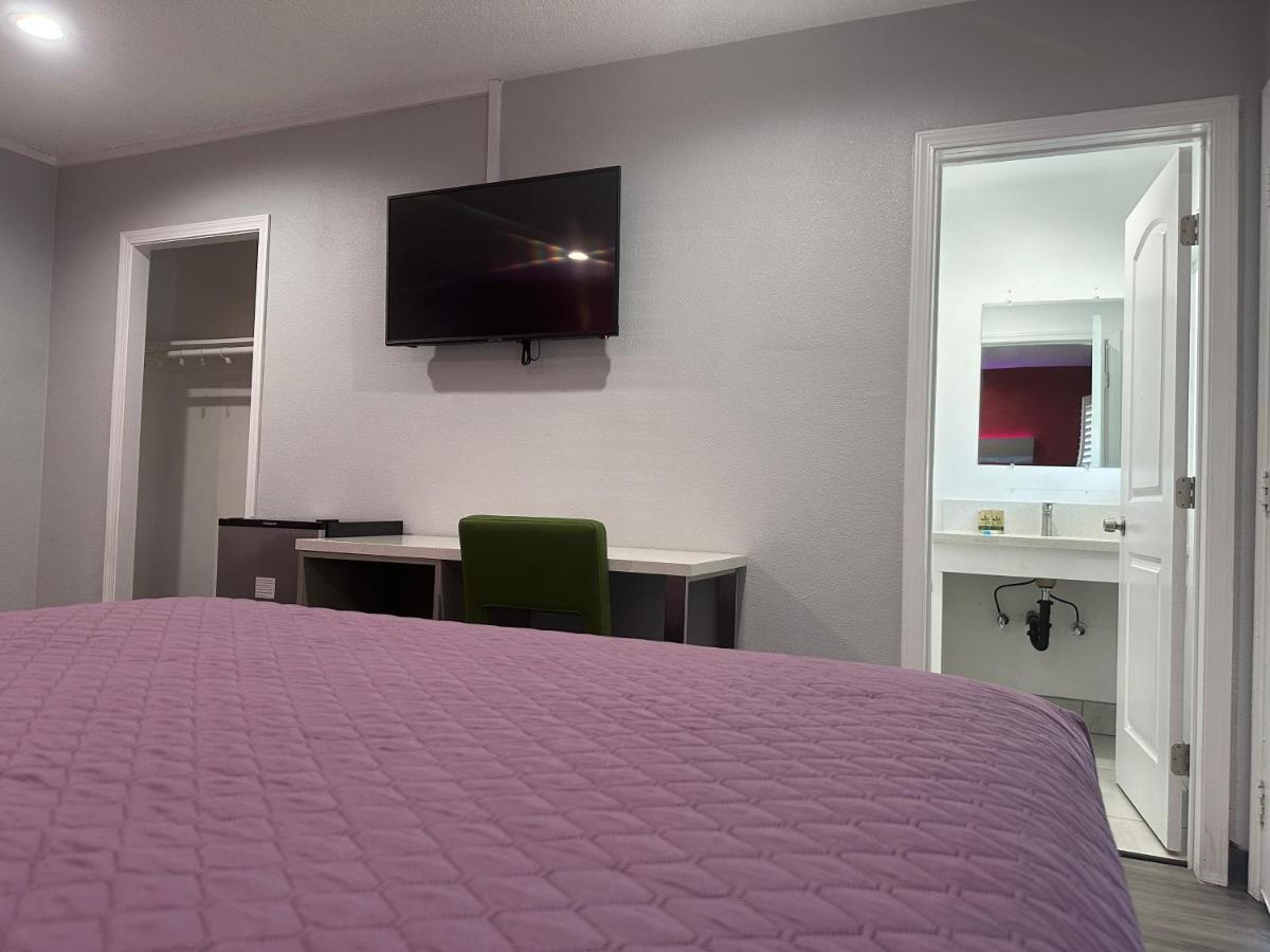 Hiway Host Motel — photo 24