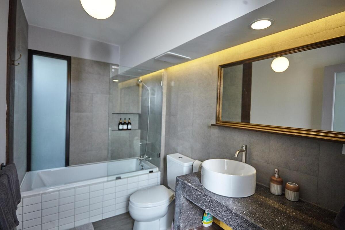 Stylish duplex 2 BR apartment - 3 mins walk to BTS Nana - 5