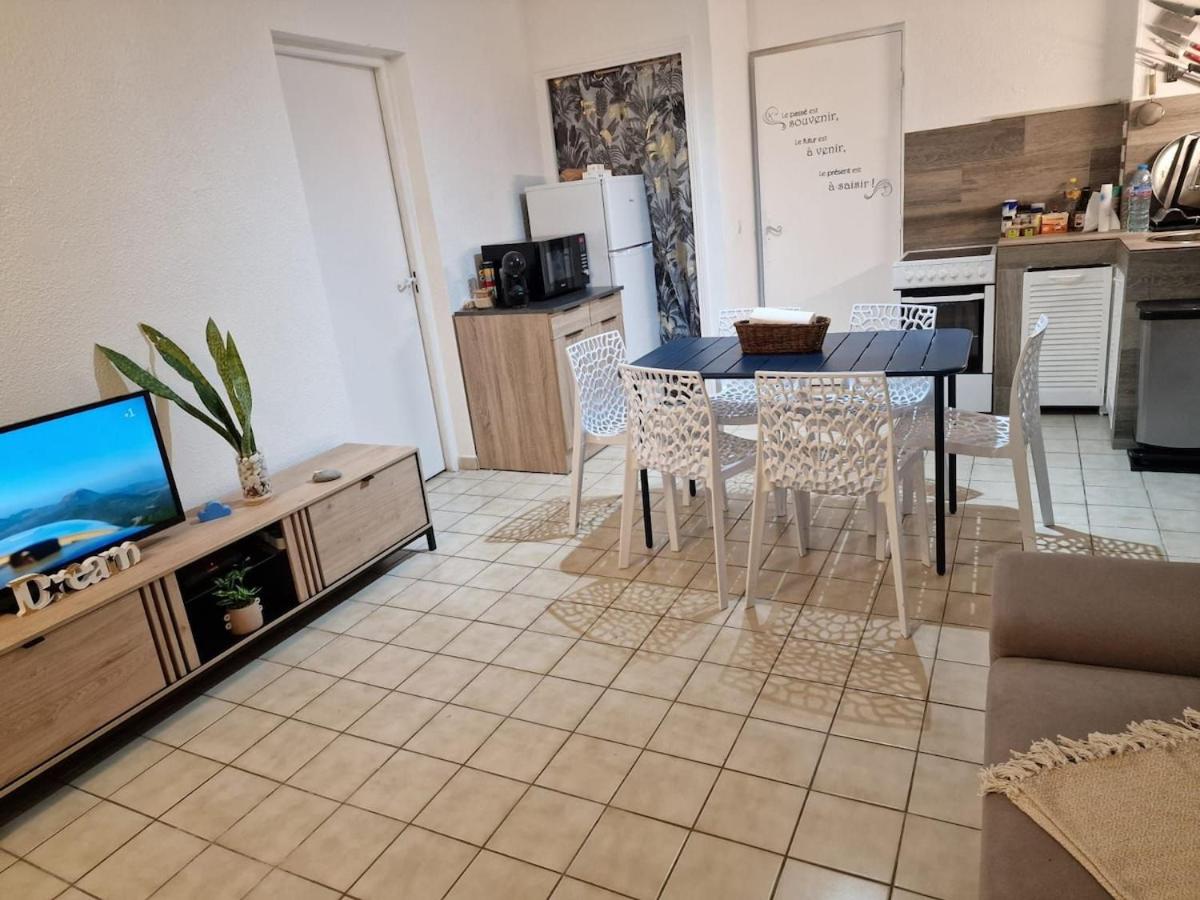 Beautiful F2 in a blue beach residence - 2