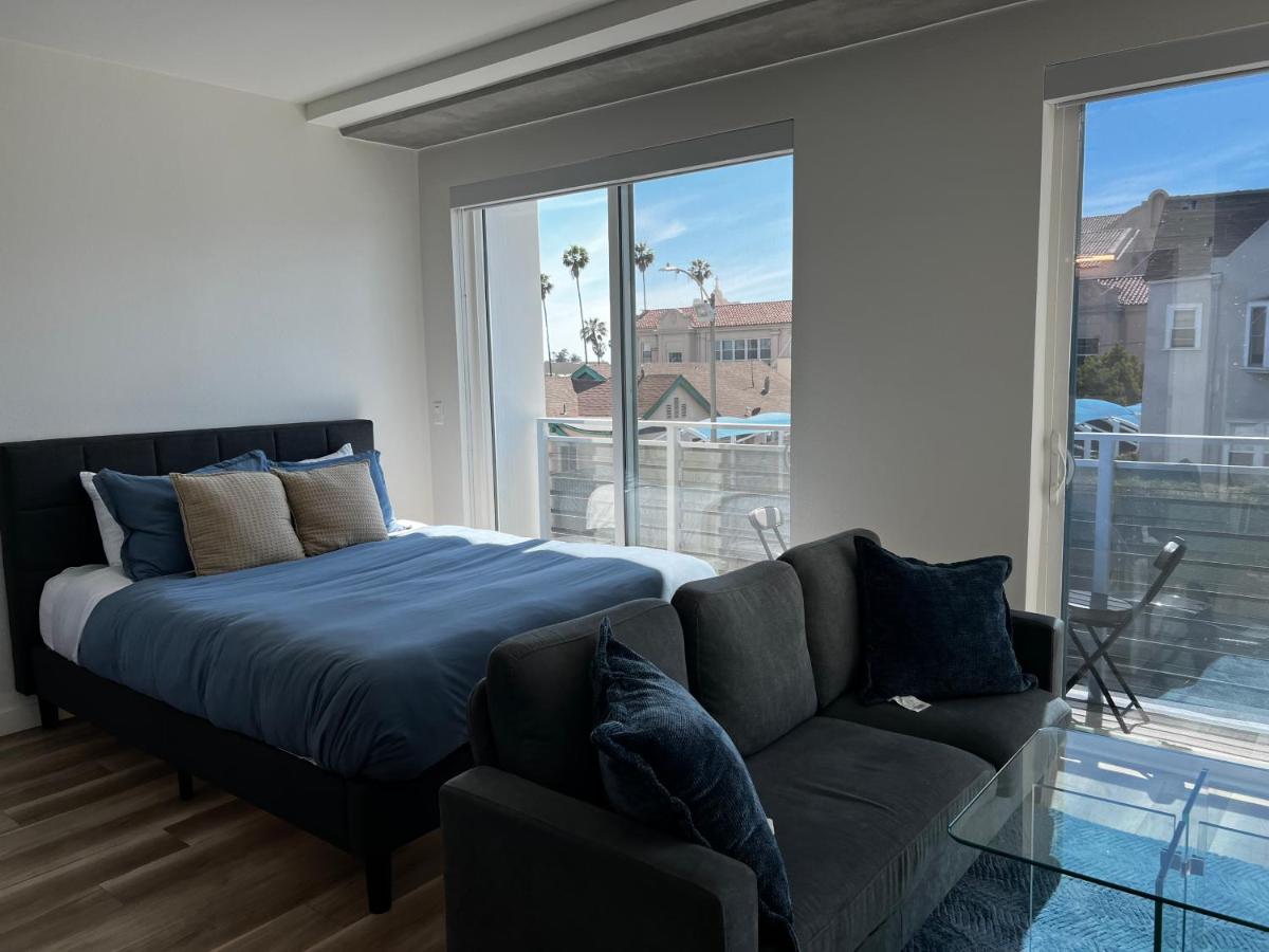 Modern Hollywood Walk of Fame Apts- Free Parking, 360 Rooftop, Pool, Gym- Centrally located - 2