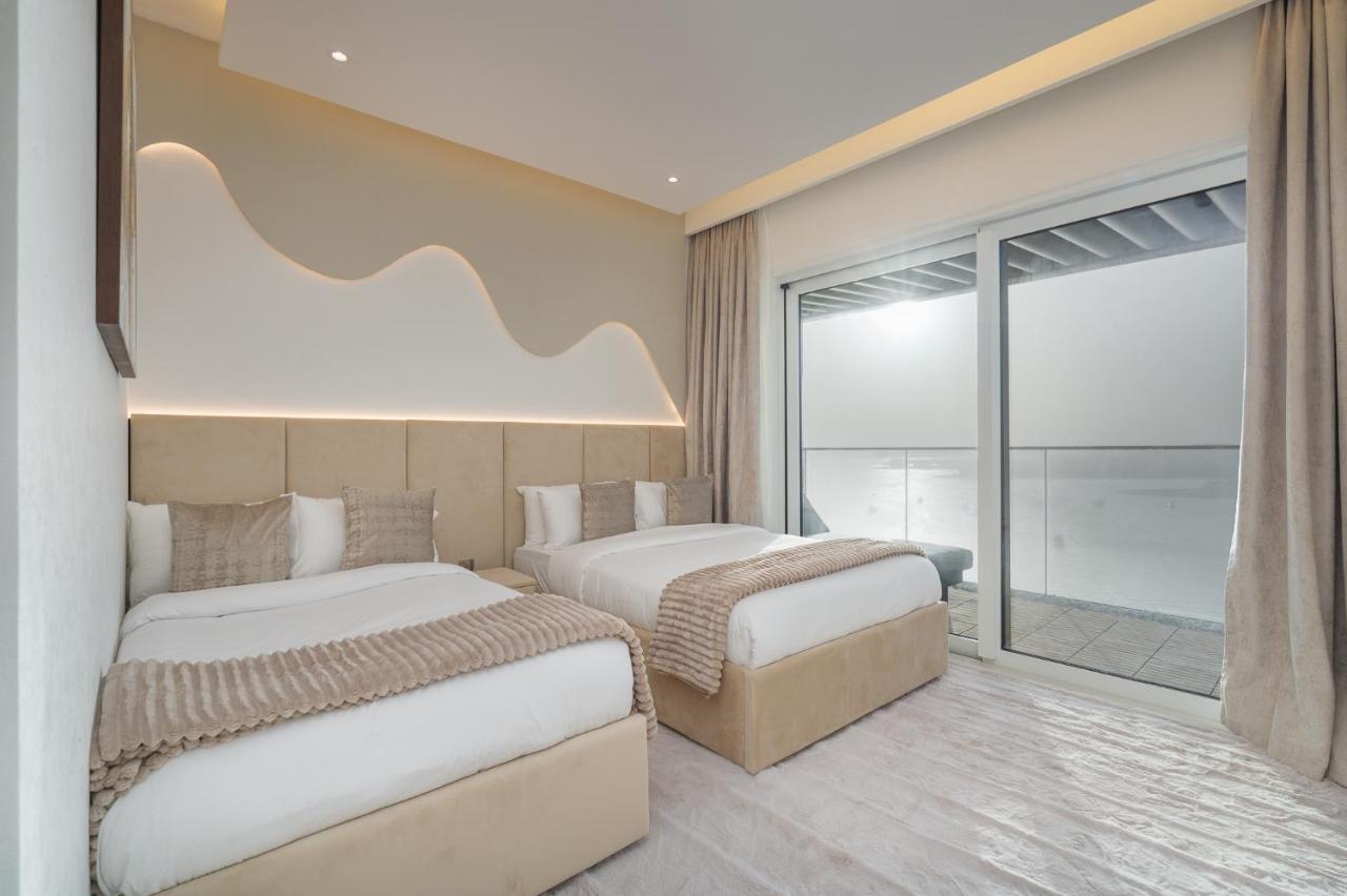 Skyline Serenity Holiday Home I Grand Bleu I Private Beach I Palm Jumeirah, Sea & Sky Views I Infinity Pool I PS5 - 2