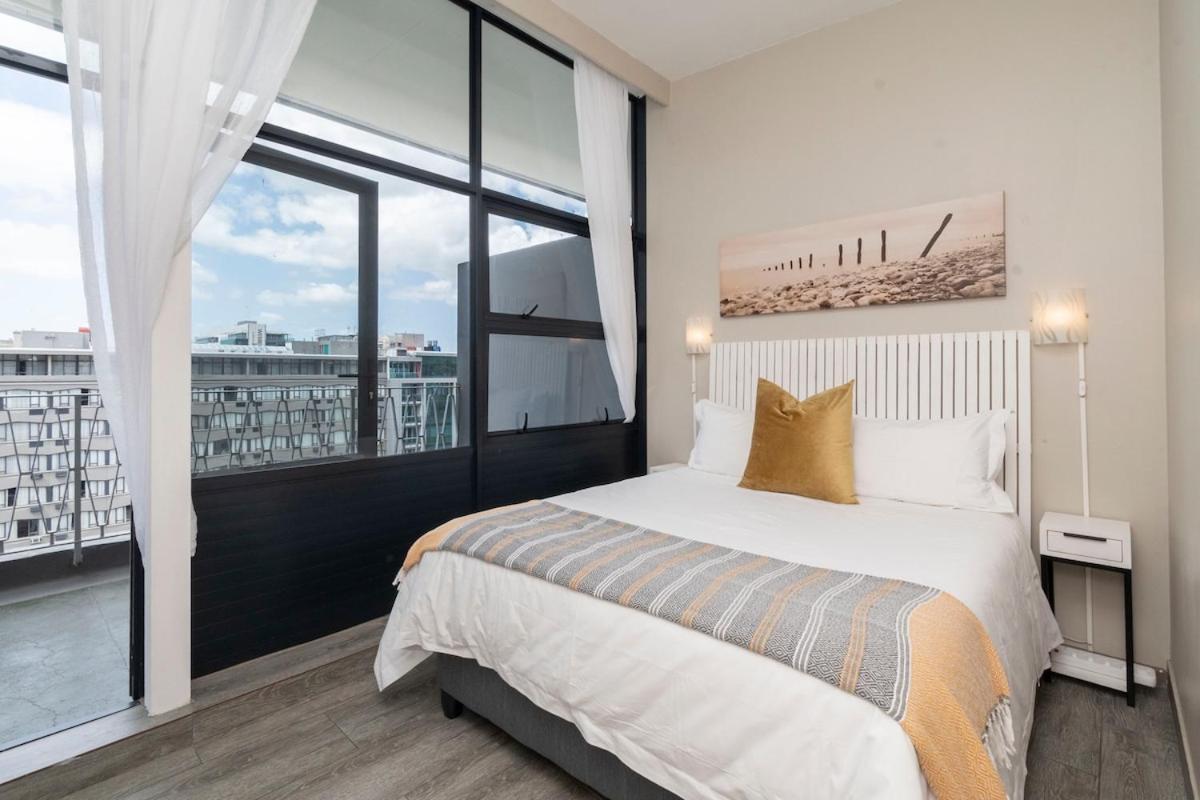 Stylish 2BR Apartment with Balcony & Skyline Views - Walk to V&A & CTICC - 2