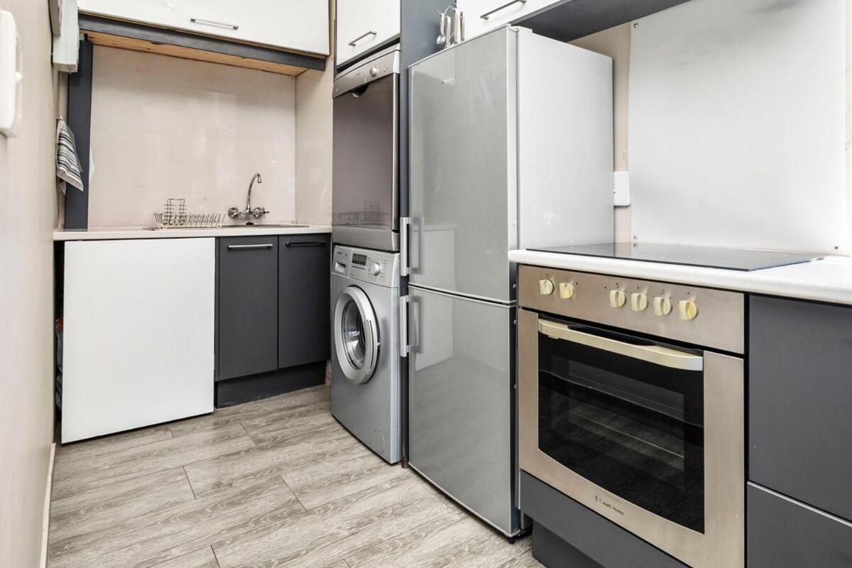 Stylish 2BR Apartment with Balcony & Skyline Views - Walk to V&A & CTICC - 4