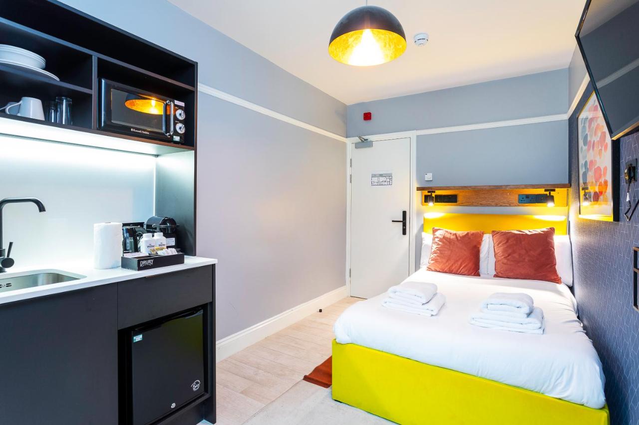 Bob W London Earl's Court - Warwick Road - 4