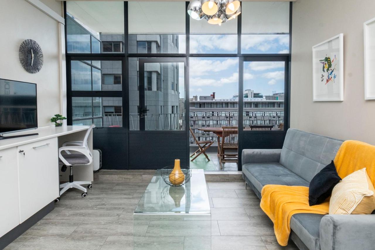 Stylish 2BR Apartment with Balcony & Skyline Views - Walk to V&A & CTICC - 5