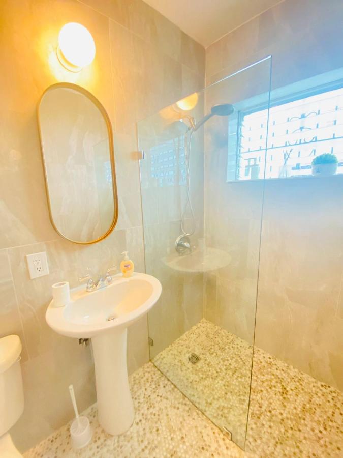 Apartment in the Heart of Calle 8 with Parking - 3