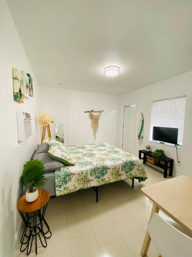 Walk to Calle 8 - Authentic Cuban Experience - 5