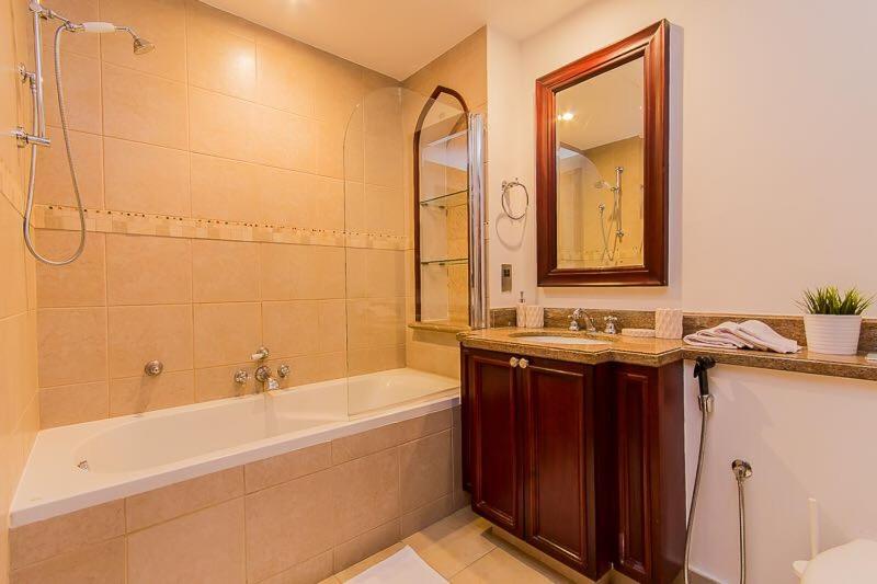 Cozy 1BR Apart Downtown Burj Khalifa and Dubai Mall - 3