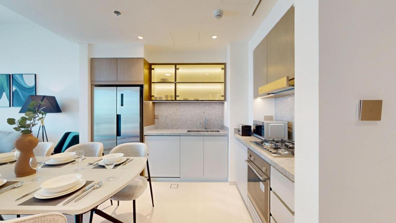 Vacationer Holiday Homes I Sophisticated 2 Bed l Sea Views l Pool & Beach Access - 5