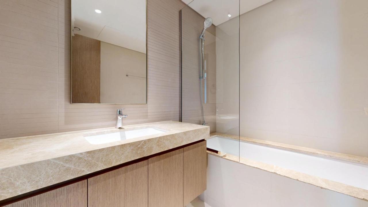 Vacationer Holiday Homes I Sophisticated 2 Bed l Sea Views l Pool & Beach Access - 3