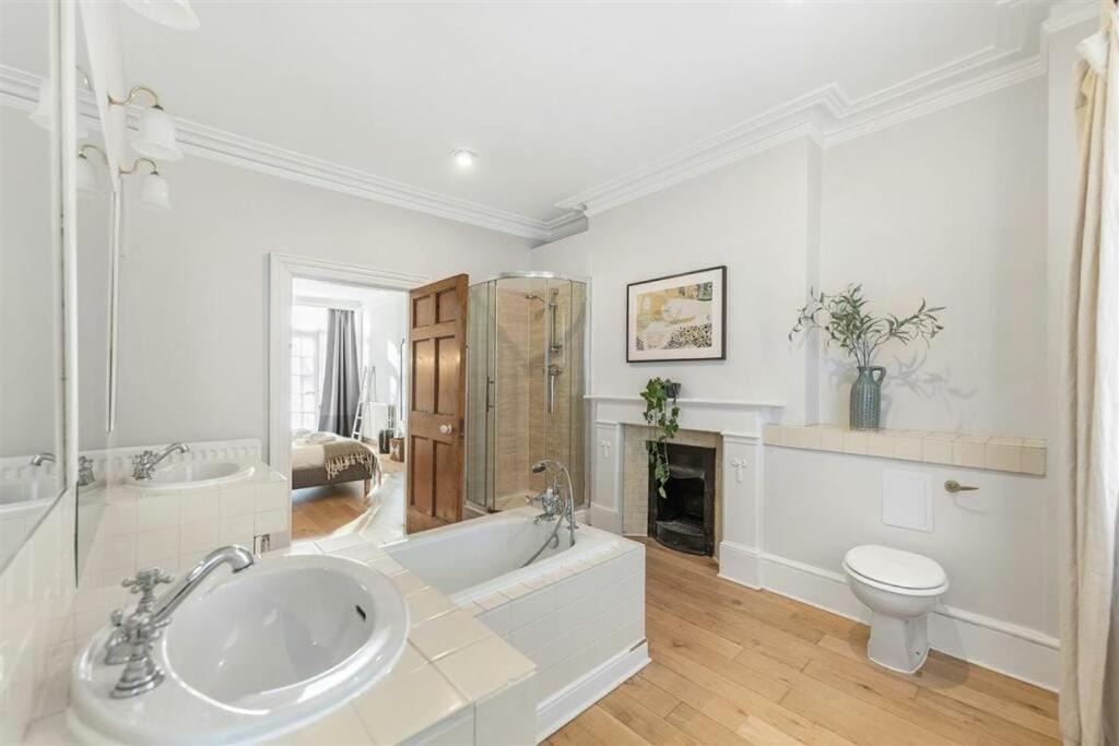 Elegant 6 Bed Home with Garden & Balcony By Harrods - 3