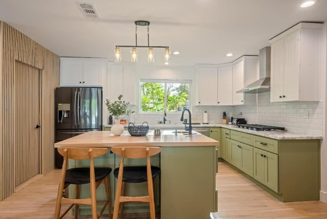 Lake Balboa Hideaway - 4