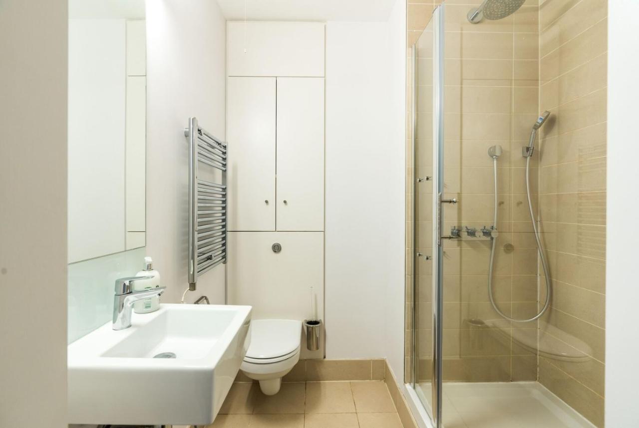 A Stunning Three Bedroom Home in Mayfair - 3