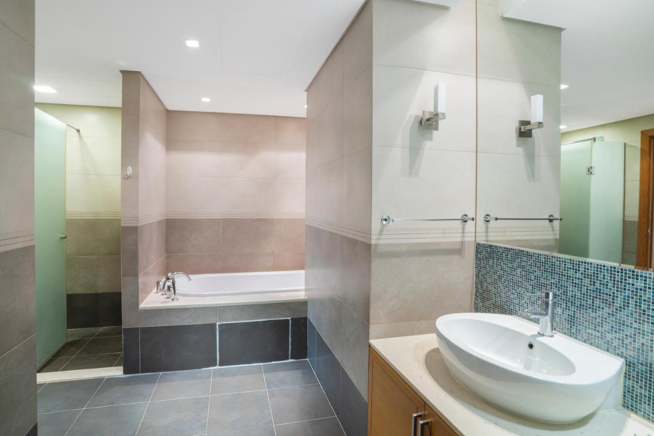 PJ- Premium Palm Jumeirah Apartment - Beachfront, Pool & Balcony - 3