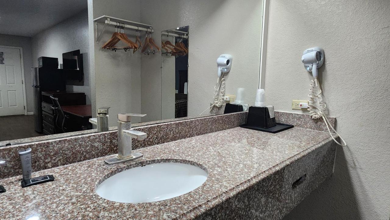 Express Inn Hobby Airport — photo 21