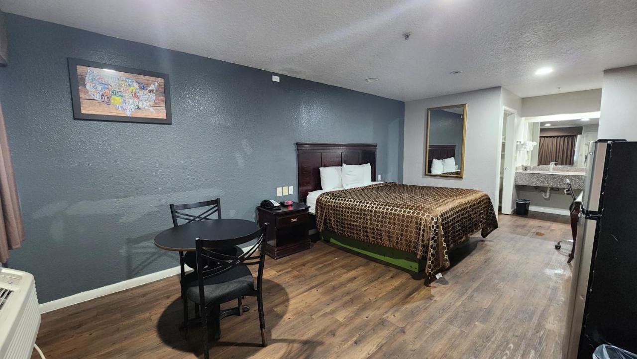 Express Inn Hobby Airport — photo 18