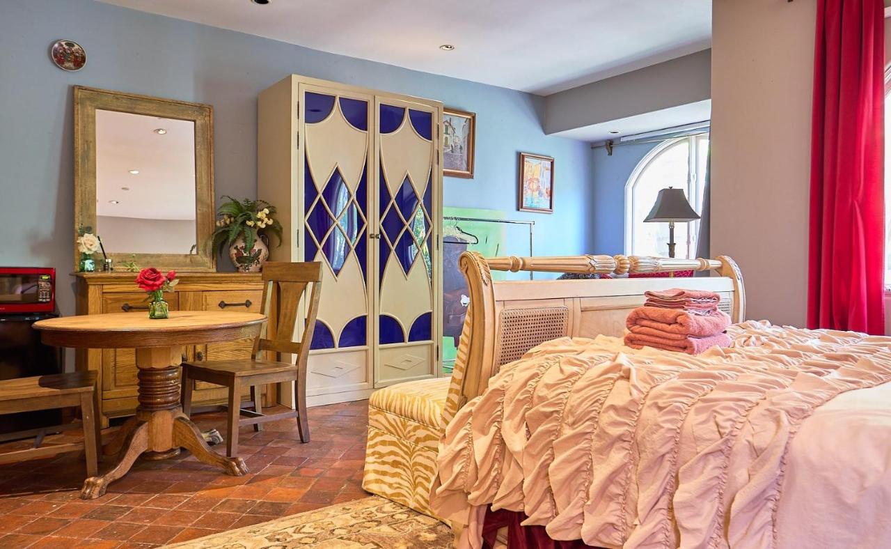 Beverly Hills Spanish - 3