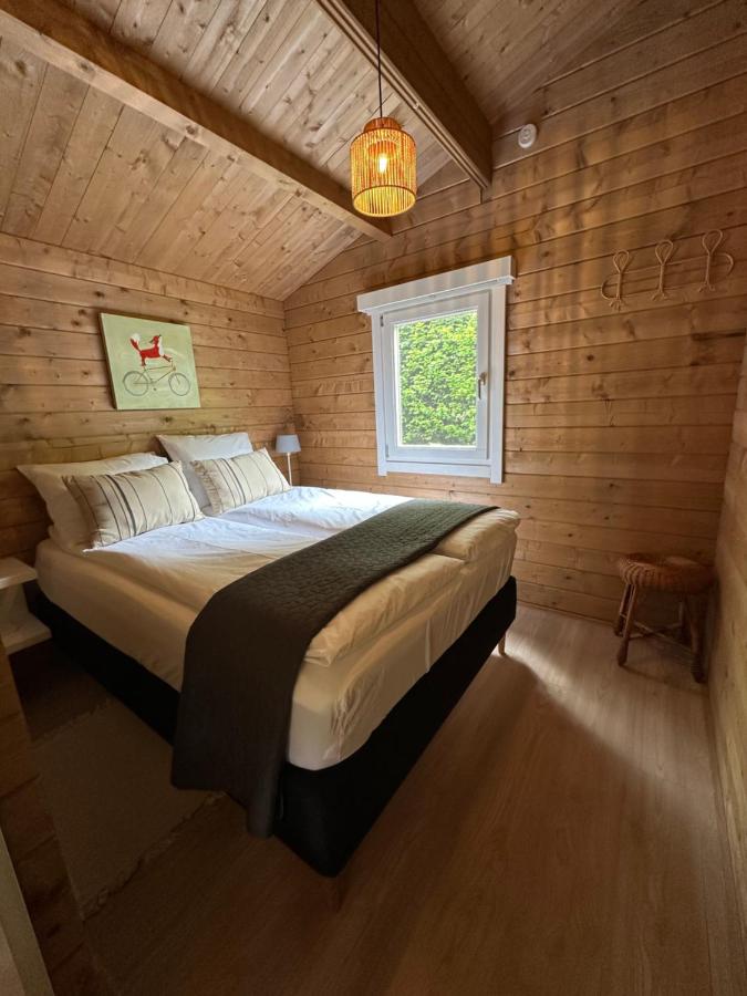 Een bed of bedden in een kamer bij Veluws vakantiehuisje Kawoeper Lodge