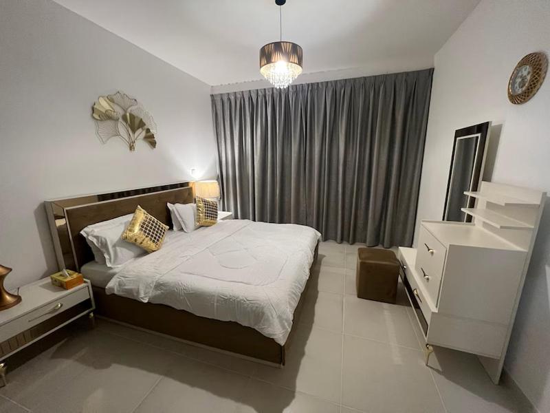 Elegant 1 Bedroom Apartment, The Lofts West Tower, Downtown Dubai By Al sarya Holiday Homes