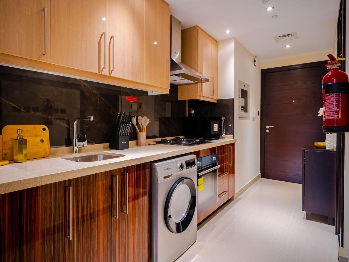 Cozy Studio with Burj Khalifa Views - 4