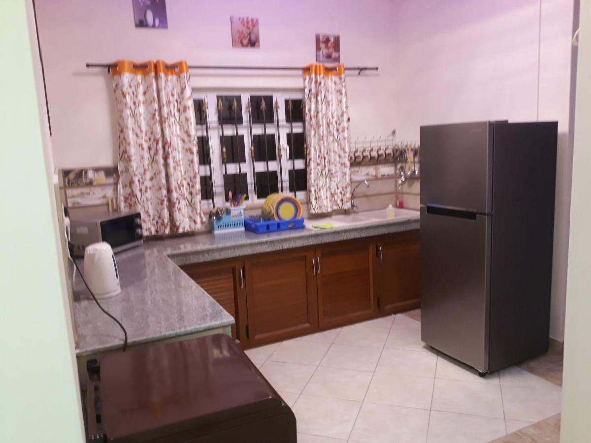 Rs villa 3 share apartment with private room 100mts to the beach and bus stop - 5