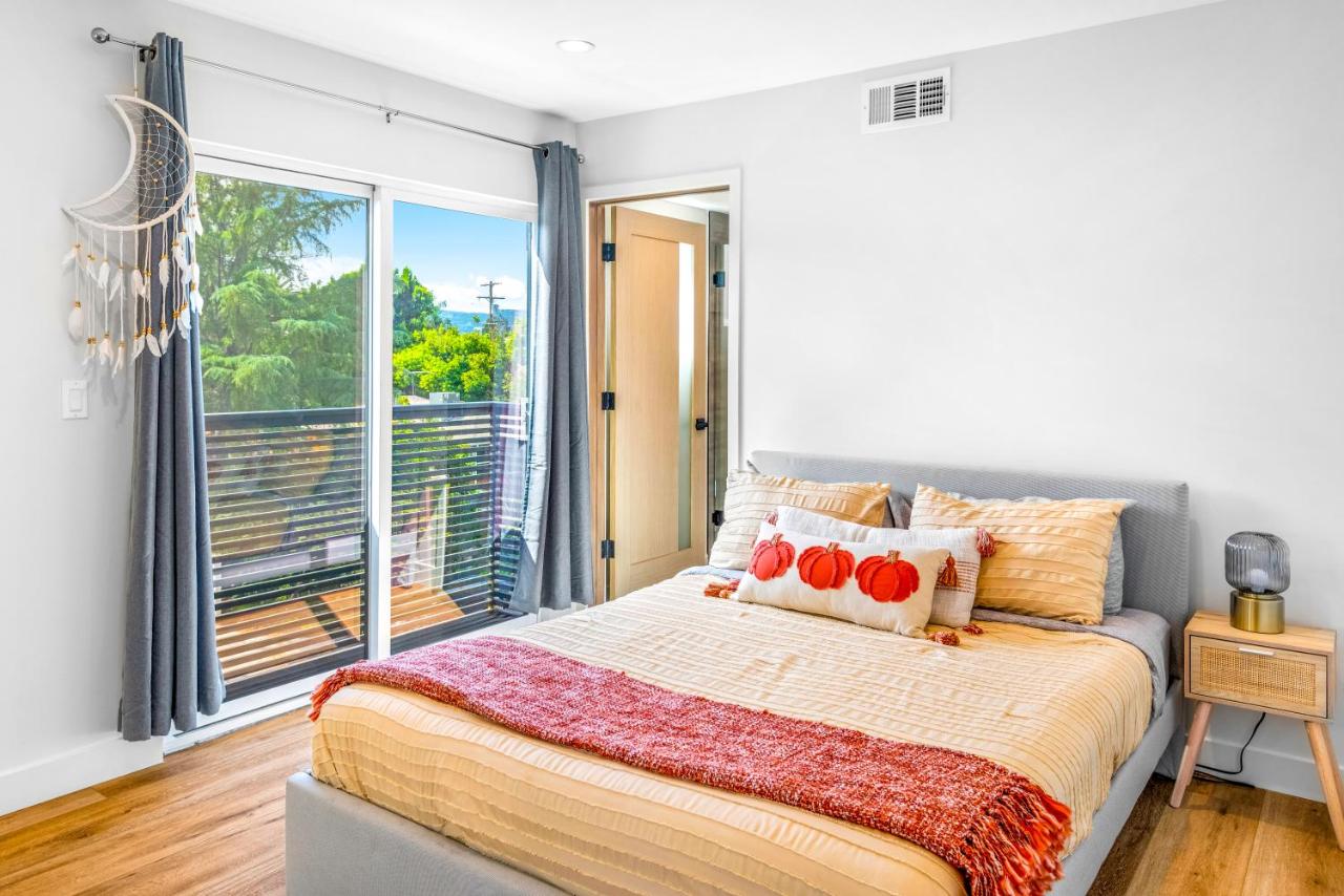 Luxurious Townhome W/3 Master Suites gated Parking - 2