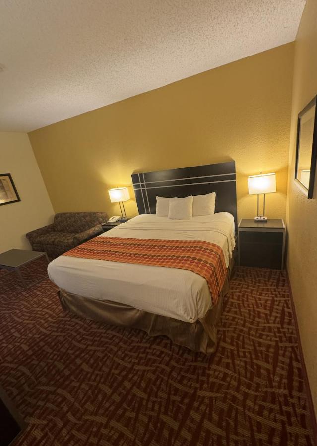 Royal Inn & Suites — photo 14