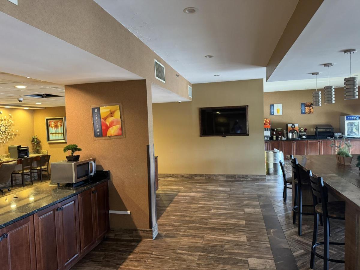 Royal Inn & Suites — photo 5