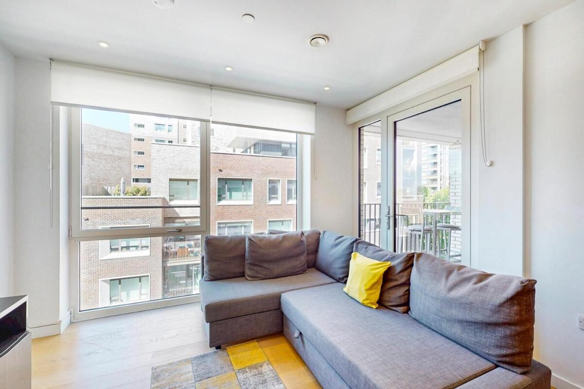 Chic 1 Bed Flat With Balcony Walking Distance to tube - 2